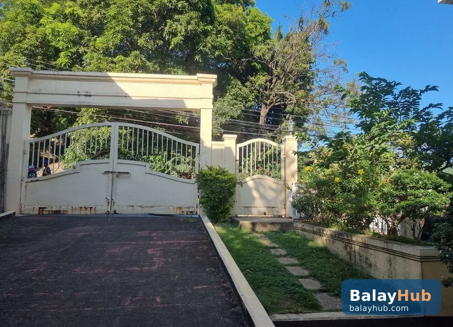 6-Door Apartment with Swimming Pool for Sale in Gordon Heights, Olongapo