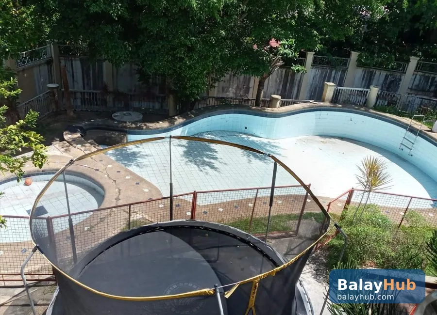 6-Door Apartment with Swimming Pool for Sale in Gordon Heights, Olongapo