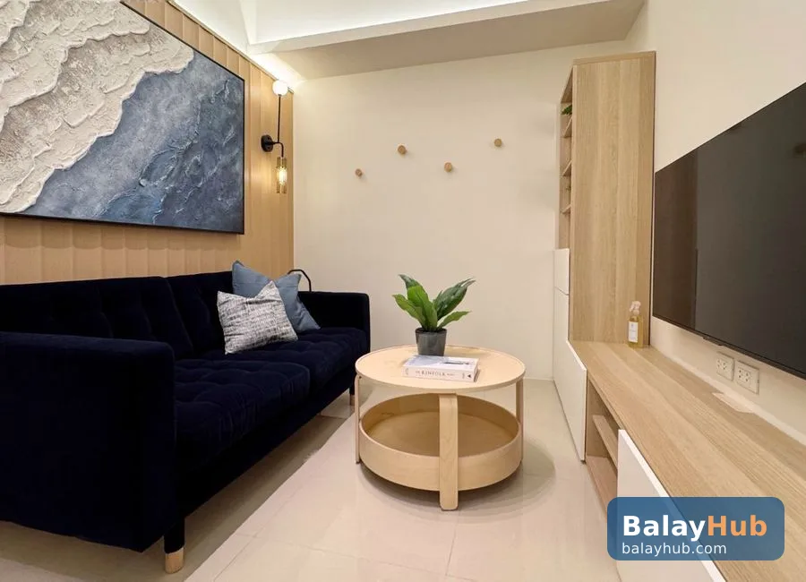 Newly Renovated 1BR Condo with Balcony at Park McKinley West, BGC