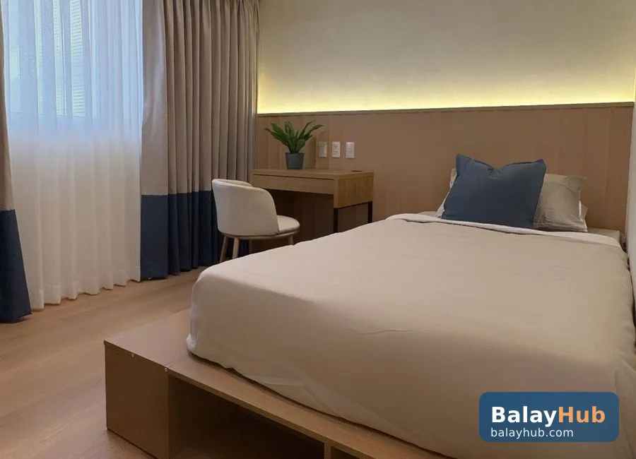 Newly Renovated 1BR Condo with Balcony at Park McKinley West, BGC