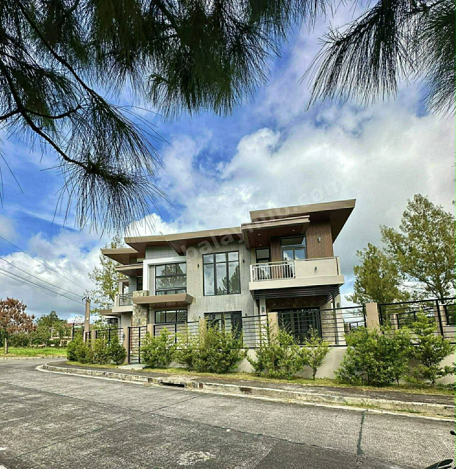 Modern Luxury Home in Tagaytay – 3 BR, Pool, 285 sqm Lot