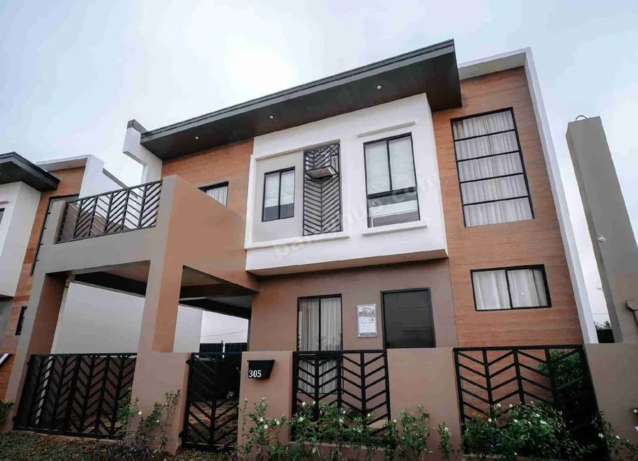 3 BEDROOM HOUSE WITH 2 CARPORT NEAR IN TAGAYTAY