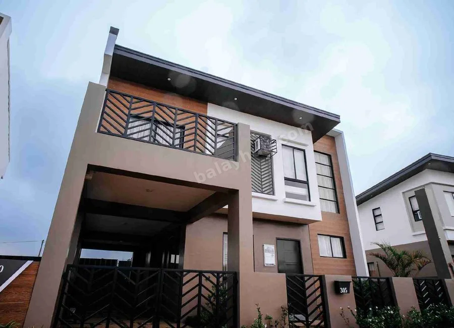 3 BEDROOM HOUSE WITH 2 CARPORT NEAR IN TAGAYTAY