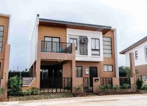 3 BEDROOM HOUSE WITH 2 CARPORT NEAR IN TAGAYTAY