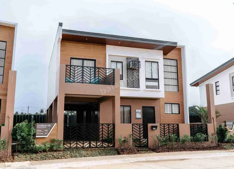 3 BEDROOM HOUSE WITH 2 CARPORT NEAR IN TAGAYTAY