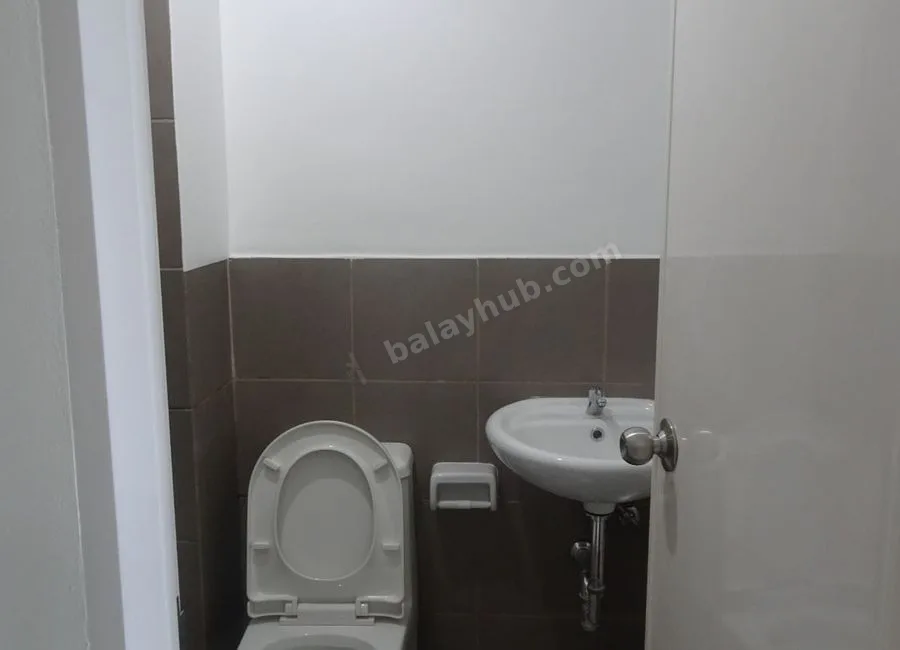Unfurnished condo studio for rent at The Courtyard Taguig