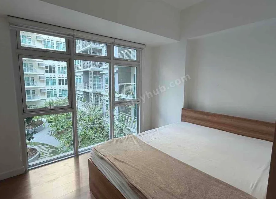 Modern 2-Bedroom Unit Overlooking the Pool