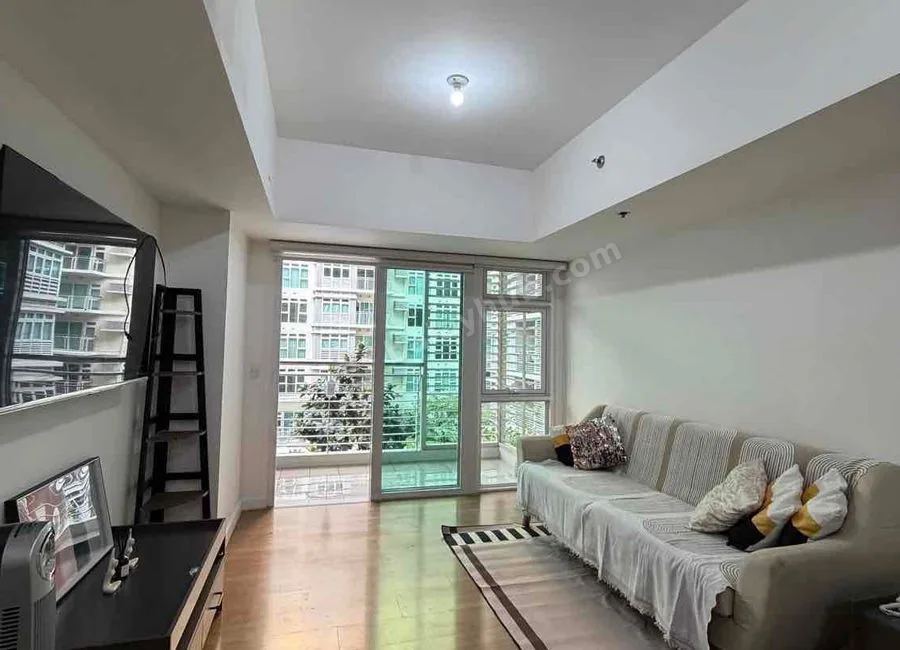 Modern 2-Bedroom Unit Overlooking the Pool
