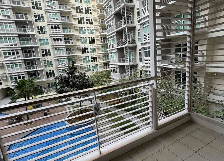 Modern 2-Bedroom Unit Overlooking the Pool