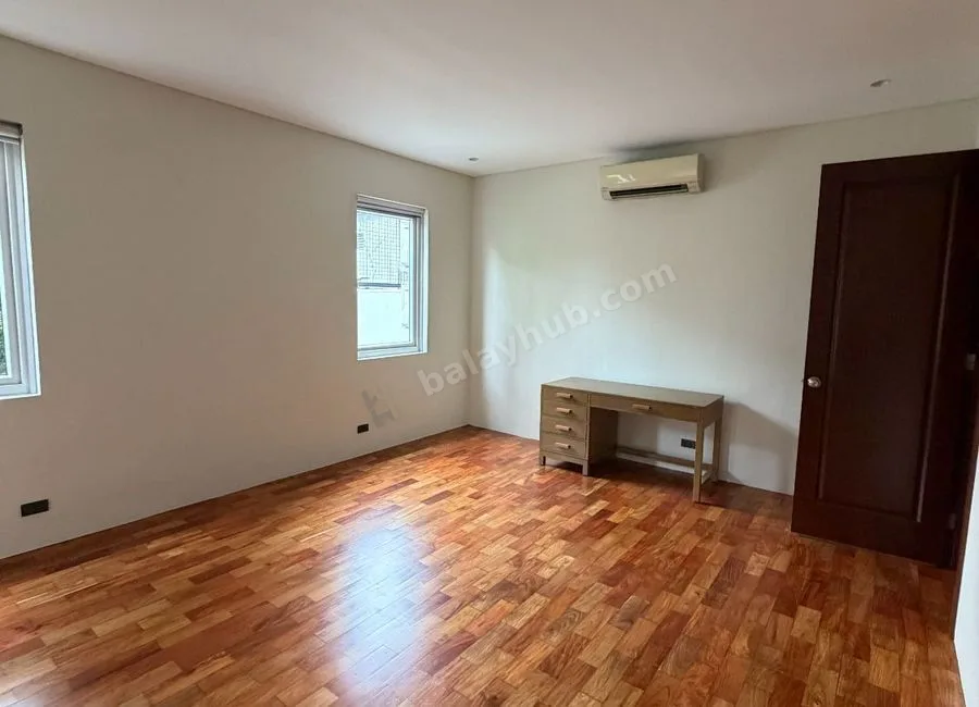 4BR House with Lanai & Antipolo View FOR SALE in White Plains, Quezon City
