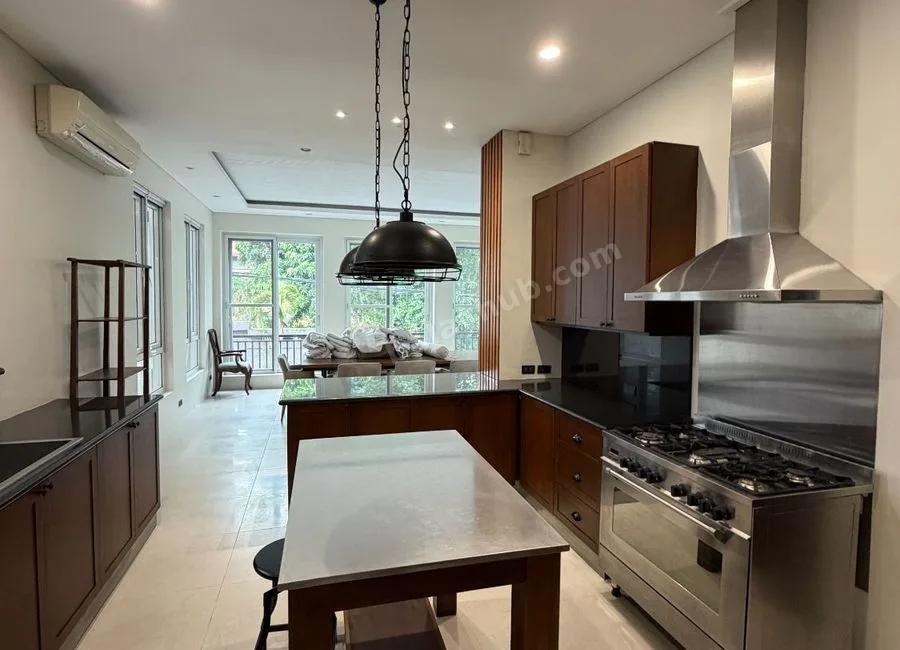 4BR House with Lanai & Antipolo View FOR SALE in White Plains, Quezon City