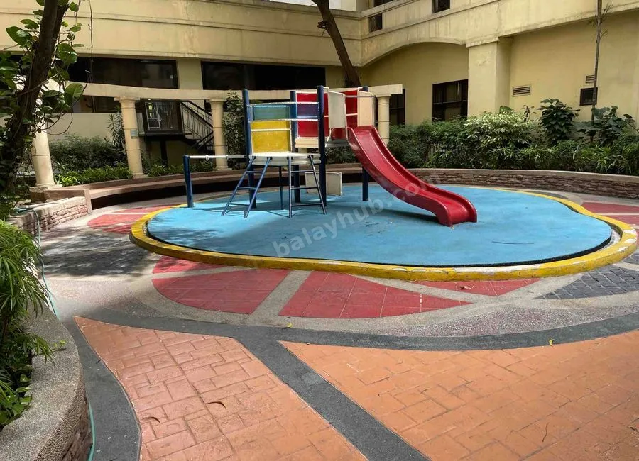 Foreclosed Condo Unit in FORBESWOOD HEIGHTS in BGC Taguig city