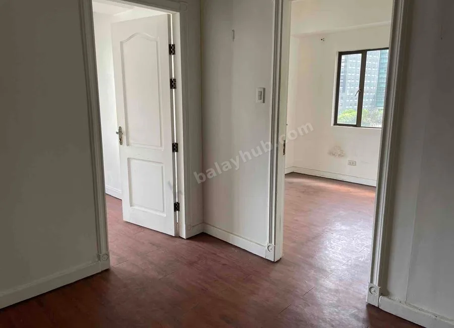 Foreclosed Condo Unit in FORBESWOOD HEIGHTS in BGC Taguig city