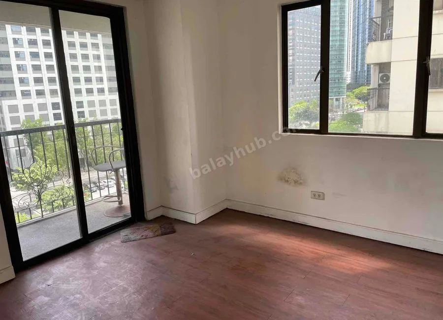 Foreclosed Condo Unit in FORBESWOOD HEIGHTS in BGC Taguig city