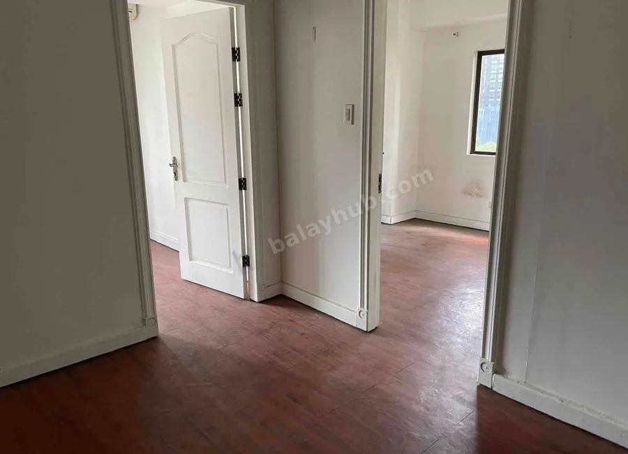 Foreclosed Condo Unit in FORBESWOOD HEIGHTS in BGC Taguig city
