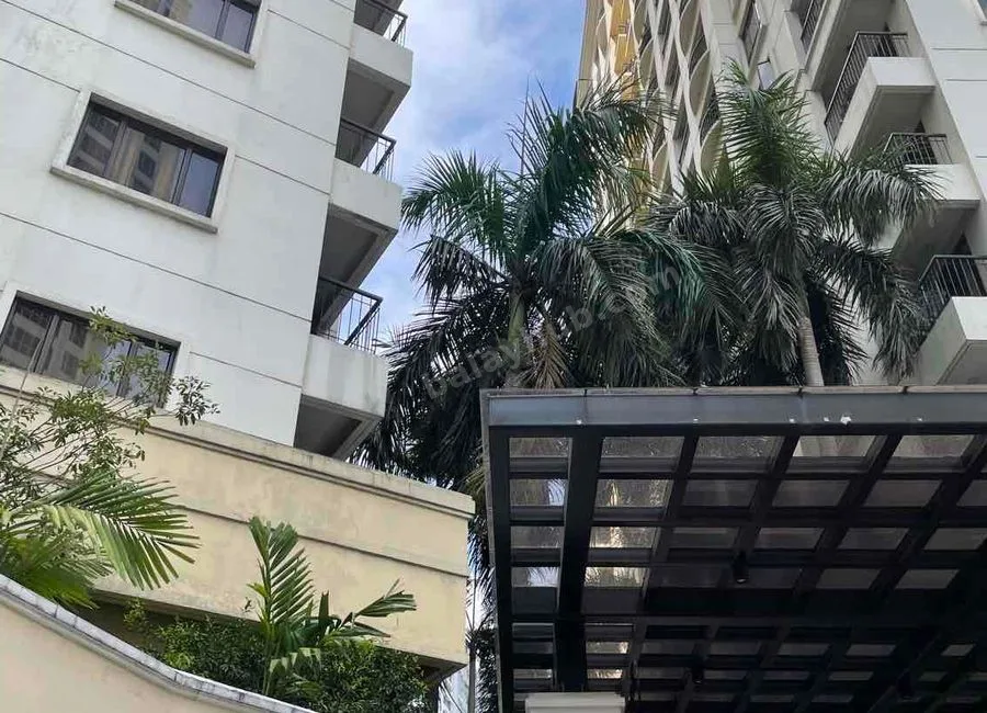 Foreclosed Condo Unit in FORBESWOOD HEIGHTS in BGC Taguig city
