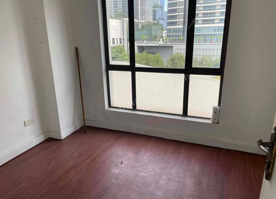 Foreclosed Condo Unit in FORBESWOOD HEIGHTS in BGC Taguig city