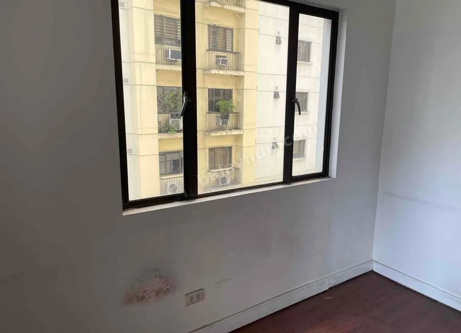 Foreclosed Condo Unit in FORBESWOOD HEIGHTS in BGC Taguig city