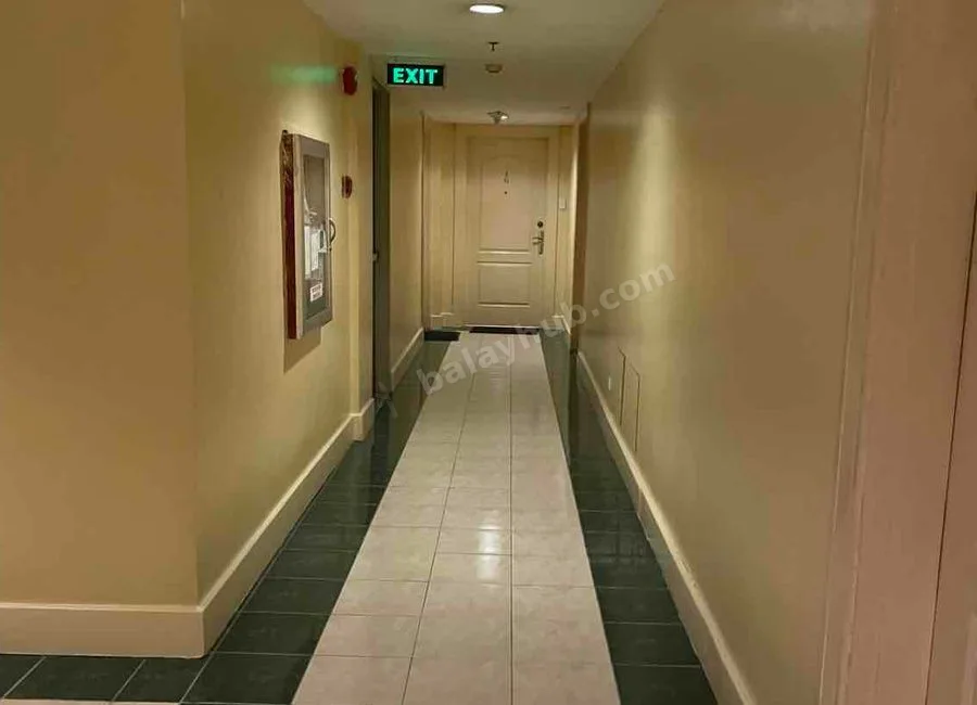 Foreclosed Condo Unit in FORBESWOOD HEIGHTS in BGC Taguig city