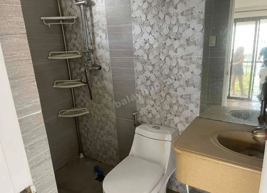 Foreclosed Condo Unit in FORBESWOOD HEIGHTS in BGC Taguig city