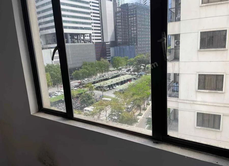Foreclosed Condo Unit in FORBESWOOD HEIGHTS in BGC Taguig city