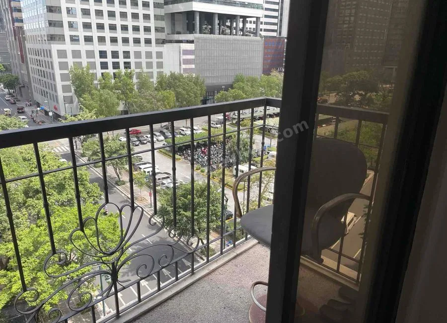 Foreclosed Condo Unit in FORBESWOOD HEIGHTS in BGC Taguig city