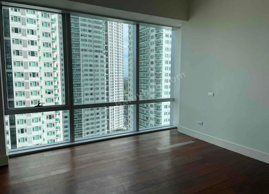 Foreclosed Condo Unit (with parking) in RAFFLES RESIDENCES, Raffles Drive cor Makati ave Makati city