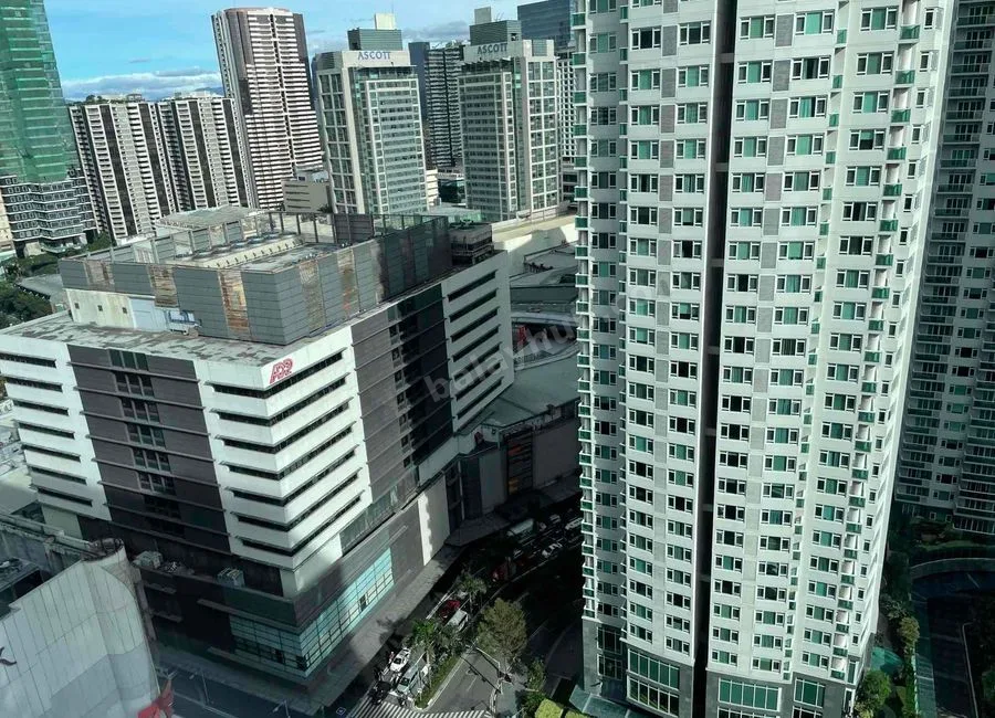 Foreclosed Condo Unit (with parking) in RAFFLES RESIDENCES, Raffles Drive cor Makati ave Makati city