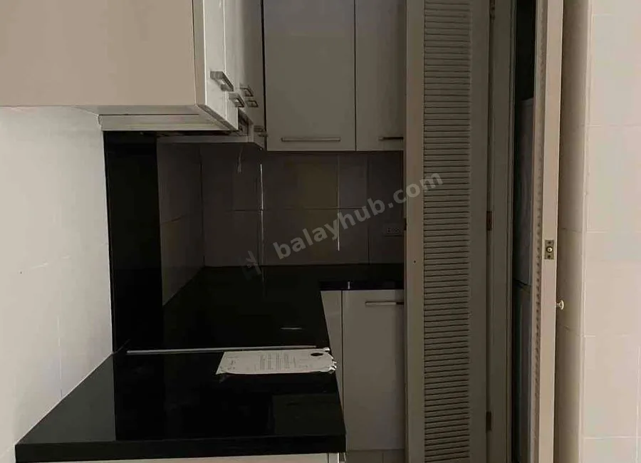 Foreclosed Condo Unit (with parking) in RAFFLES RESIDENCES, Raffles Drive cor Makati ave Makati city