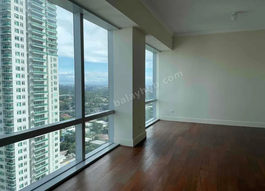 Foreclosed Condo Unit (with parking) in RAFFLES RESIDENCES, Raffles Drive cor Makati ave Makati city