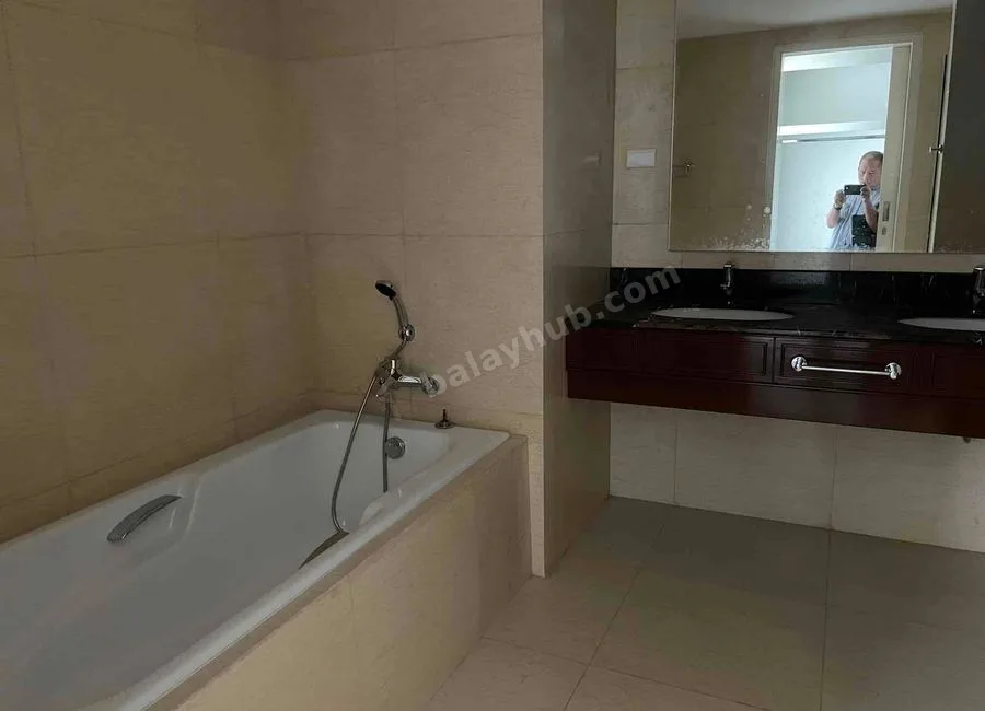 Foreclosed Condo Unit (with parking) in RAFFLES RESIDENCES, Raffles Drive cor Makati ave Makati city