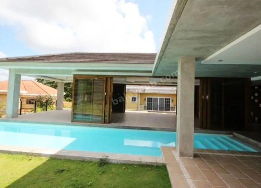 Spacious Bungalow Four Bedrooms House w/ Pool in Northtown