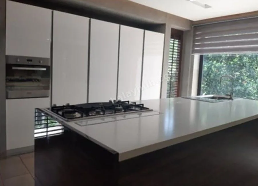 Spacious Bungalow Four Bedrooms House w/ Pool in Northtown