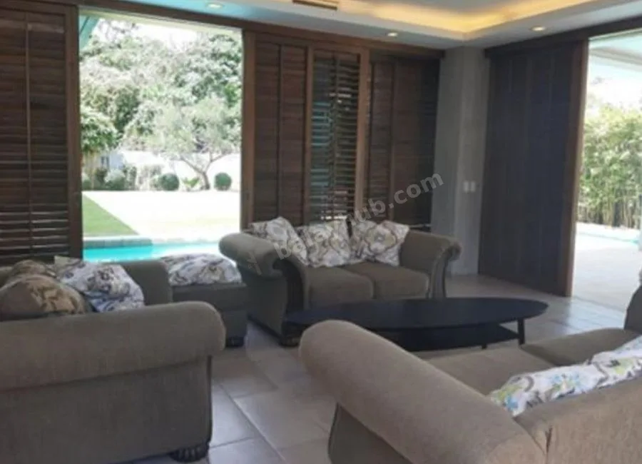 Spacious Bungalow Four Bedrooms House w/ Pool in Northtown