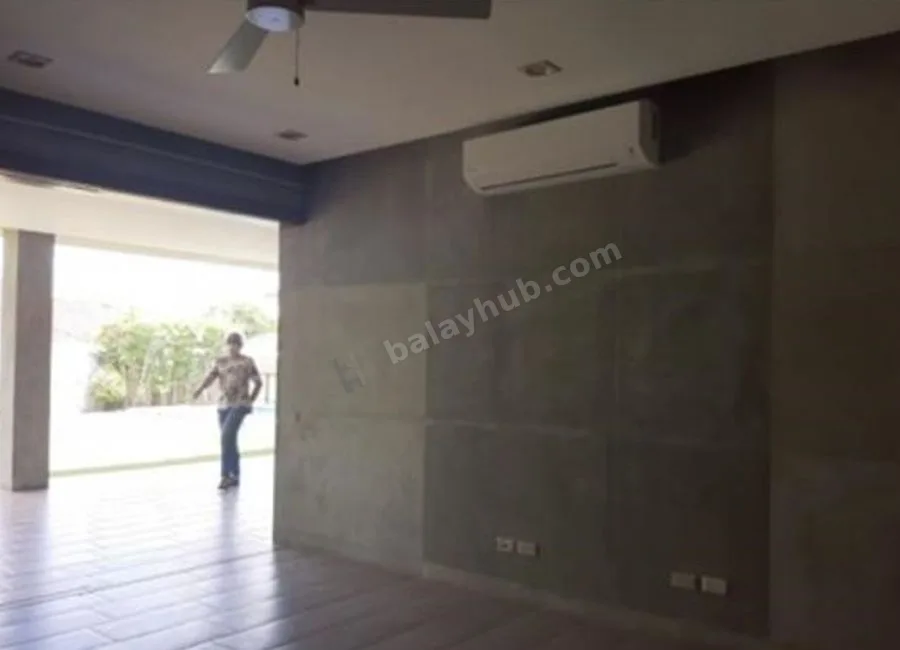 Spacious Bungalow Four Bedrooms House w/ Pool in Northtown