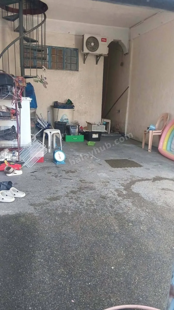 House & Lot in Malinta, Valenzuela City – 4BR, 2BR, Garage
