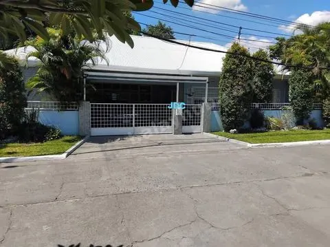 Furnished 5-Bed Bungalow with Pool Near Clark Airport