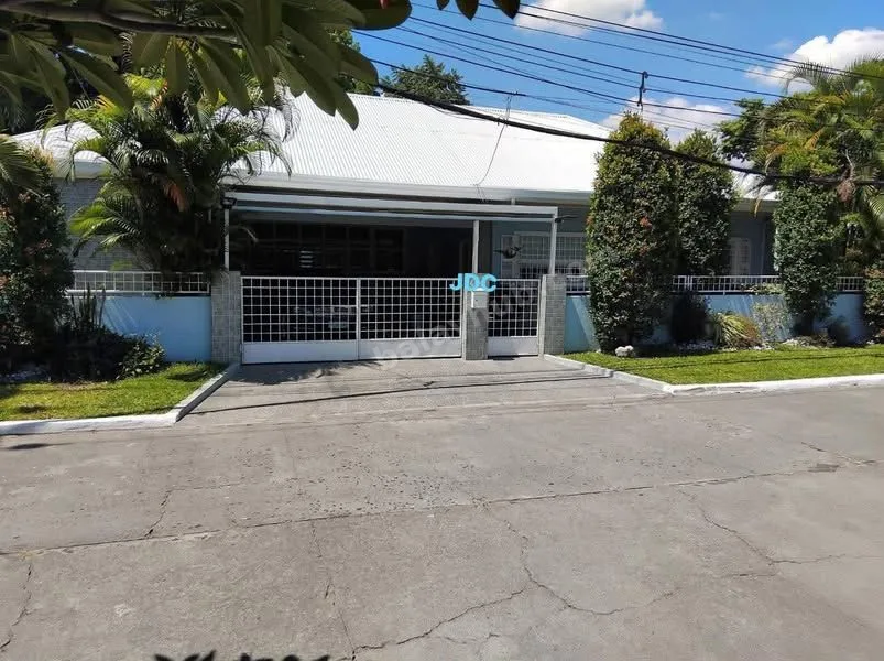 Furnished 5-Bed Bungalow with Pool Near Clark Airport